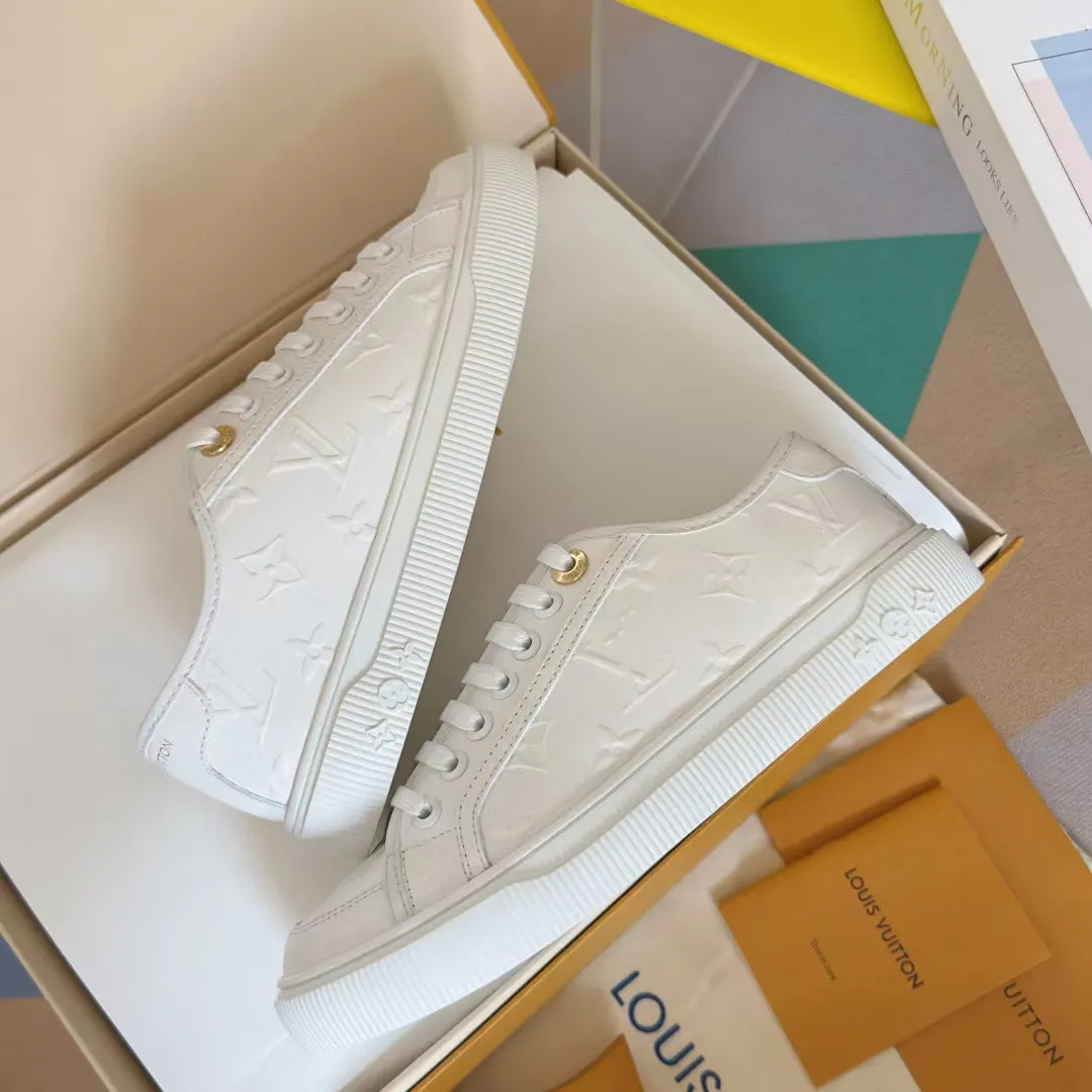 👟👟Ex-factory price 420👟👟 LV Louis Vuitton L Home Donkey Brand’s latest Lagoon series Thick-soled denim denim Embossed Presbyopia Thick-soled Casual sneakers Skateboard shoes Original purchase and development Production This Lagoon sneaker is made of Monogram denim, injecting a retro flavor into the classic design. The Louis Vuitton logo pops out from the leather trim, and the inscribed eyelets, trim and laces highlight the exquisite details. The rubber outsole embellished with Monogram flowers completes the whole. Exquisitely packaged at the delivery counter🛍📦 ▪️ Fabric: Original imported custom first-layer cowhide ▪️ Lining: Original imported cowhide lining ▪️ Sole: Original open-molded non-slip TPU material ▪️ Bottom thickness: 2.5CM ▪️ Size: Women's size 35-40 (41, 42 can be customized)